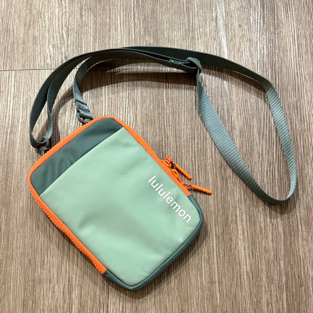 NWOT lululemon athletica Green and Orange Bag